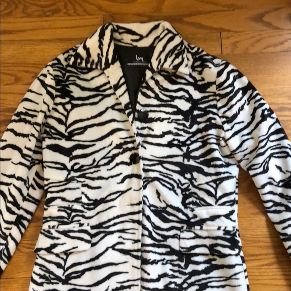 🆕 Zebra Patterned Coat - Picture 2 of 5